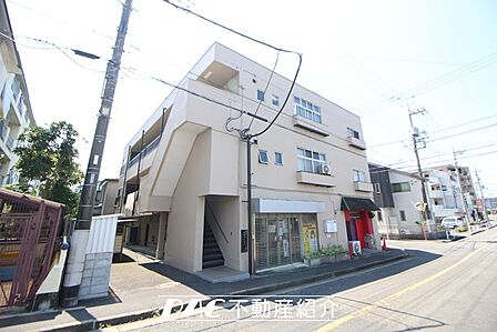 階下はテナントとなっています。