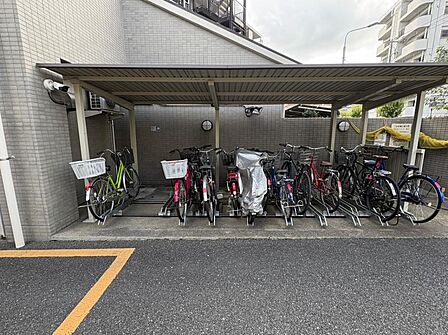 屋根の付いた駐輪場。天候の悪い日も慌てず乗り降りできますね。