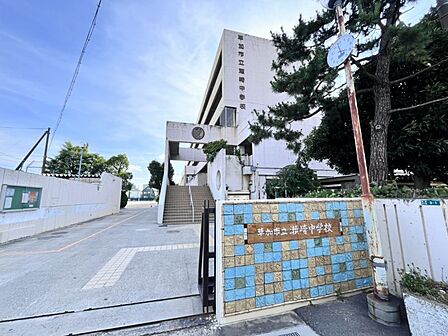瀬崎中学校まで約543m/徒歩約7分 教育目標:自らの生き方を考え、実践する生徒の育成「よりよく生きる」 生徒数:643人(令和5年5月1日現在)