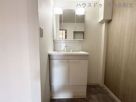 三面鏡の裏に収納が豊富なシャンプードレッサーは、家族各々の物をキチンと収納し、すっきり清潔に保てます。