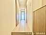 玄関：ナチュラルな木目が優しくお出迎え！扉を開けると温かな空間が広がる心地よさです。