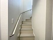 ◇階段◇　同仕様手すり付きの階段♪段差を緩やかに設計していますので、小さなお子様やご年配の方にも安心です♪