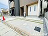 駐車場：駐車場は舗装されているので雨の日も足元が汚れません。