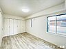 洋室：【1階7.5帖洋室】大きな窓からたっぷりの日差しが入り、明るいお部屋になっています。一番広い居室ですので主寝室に最適です。