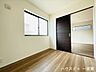 洋室：【1階3.7帖】小ぶりなお部屋ですが、収納もしっかりとあるのでお部屋を広く使えます。