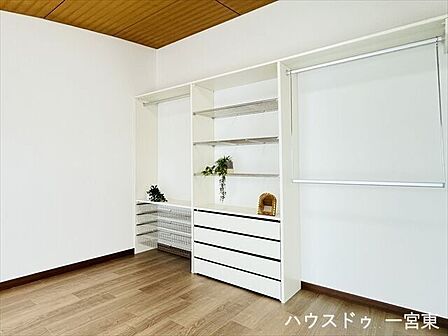 【5.6帖洋室】見せる収納と隠す収納を両立した、使い勝手の良いオープンクローゼット。