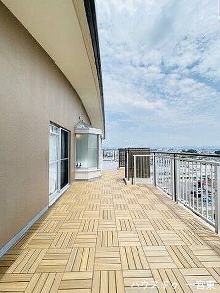 【ルーフバルコニー】屋外家具を配置したり、植物や花を育てたり、豊かな空間を作り出せます。