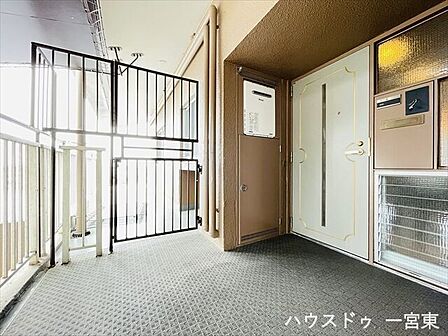 【外玄関】玄関前にゆとりがあり、ベビーカーや荷物の出し入れもスムーズです。