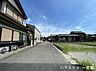 外観：【西側北向き】幅員約5.3mの前面道路です。2台の車がすれ違うことが出来る道幅です。車の出し入れもゆったりとする事が出来ます。