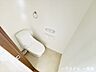 トイレ：明るく、清潔感のあるトイレです。ウォシュレット機能付きです♪タオルリングやペーパーホルダーも完備です♪