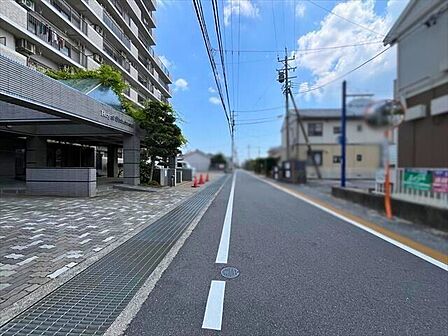 前面道路です。道路幅にゆとりがあるので、車種を選びません。大きめの車を乗りたい方にもオススメです。(2025年8月1日撮影)