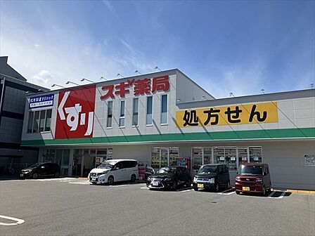 スギドラッグ四日市中央店営業時間:9:00-23:00駐車場完備。医薬品の他にも食品やお酒など販売。薬剤師、ビューティアドバイザー、管理栄養士が揃っているので相談可能。/クレジットカード・電子…