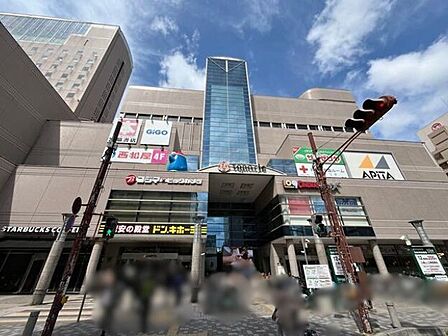 トナリエ四日市生鮮食品や生活必需品など暮らしを彩るフロアや書籍、アミューズメントパーク、映画館などの日常に潤いを与えるフロアを兼ね備えた複合商業施設です。 1420m