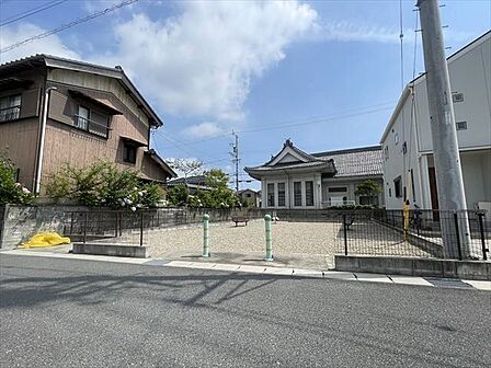 赤堀2号公園遊具はスプリング遊具が設置されています。また、ベンチも設置されており、散歩などでも休憩で立ち寄りゆっくりとご利用いただけます。公園の周りに柵も設置されており、安全面に配慮された公園です…