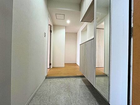玄関:姿見付のシューズボックスでお出かけ前のチェック♪鍵や小物を置いておけるスペースもあり、玄関飾りも楽しめそうです♪(2026年3月6日撮影)