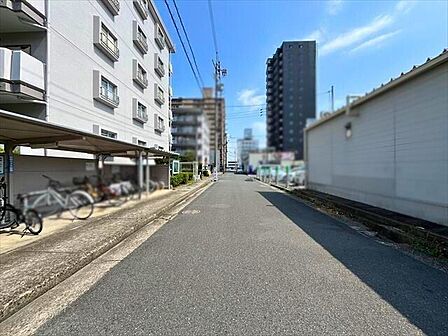 東側の前面道路です。車がすれ違うのに十分な道幅です。車が2台と通行人も通れる幅となっています。(2025年8月19日 撮影)