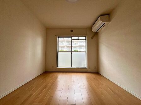 北東側6帖:和室を洋室にリノベーションしています。北側のお部屋は、家具の日焼けがしにくく、夏は少し涼しく過ごせます。(2026年3月6日撮影)
