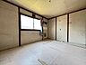 洋室：洋室にも扉があり直接出入りができます。窓を開ければ庭の花が楽しめますよ（2025年5月13日撮影）