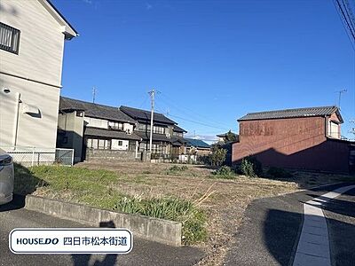 外観：スーパーやホームセンターまで徒歩2分の便利な場所にあります。また、徒歩圏内に飲食店やドラッグストアも揃っています。（2024年2月26日　撮影）