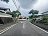 その他：幅員約6.2mの前面道路です。道路幅が広いので、向かいの住宅とも距離があるため日当たりも確保しやすいです。（2026年6月22日撮影）