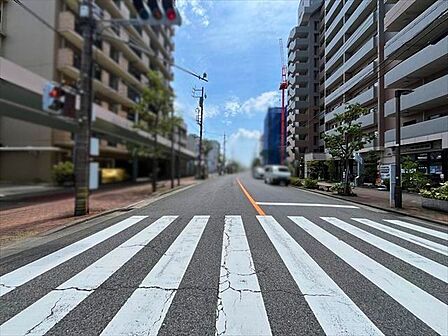 前面道路は諏訪新道。トラックなどが停まっていても横を余裕で通れる道幅があります