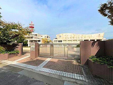 四日市市立中央小学校港地区にある旧納屋小学校と、旧中部東小学校とが平成7年度統合。ワークスペース、ワークテラスをもつ教室、多目的ホール、ランチルーム、屋上プールなどの施設がある 230m