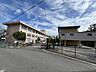 周辺：四日市市立朝明中学校平津山の小高い丘に位置近くに史跡も多く歴史的にも要衝として栄えた地にあります。 4590m