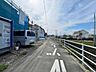 外観：幅員約4mの前面道路です。車がすれ違うには厳しい道幅ですが、車はスピードを抑えて走行するので、お子様にも安全な道幅となっています。