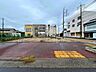 外観：【南側から撮影】南西側は幅員約21.8mの公道に接道。道路幅が広く開放感があり、敷地への車の出入りもしやすい◎