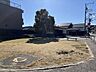 周辺：東町公園スーパーマーケット「一号館プラス菰野」の近くに位置する公園です。ベンチと芝生広場、トイレが設置されています。 1460m