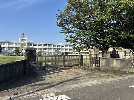 鈴鹿市立牧田小学校 750m
