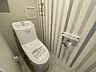 トイレ：毎日の生活に欠かせない、快適な温水洗浄便座付きのトイレです。明るく清潔感ある心地よい空間です