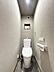 トイレ：二階トイレです。毎日の生活に欠かせない、快適な温水洗浄便座付きのトイレです。明るく清潔感ある心地よい空間です
