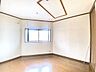 洋室：窓から自然光が差し込む開放感あるお部屋です