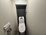 トイレ：毎日の生活に欠かせない、快適な温水洗浄便座付きのトイレです。明るく清潔感ある心地よい空間です