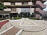 エントランス：解放感があり、隅々まで手入れが行き届いた綺麗なアプローチです