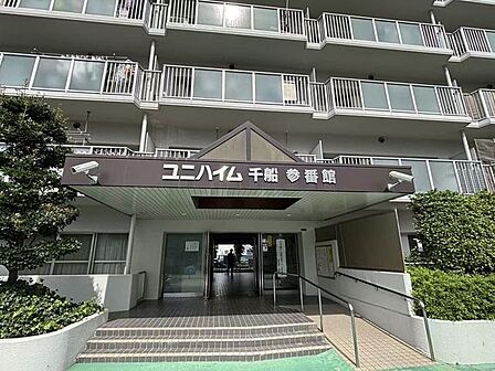 落ち着いた佇まいのエントランスです