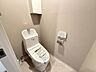 トイレ：毎日の生活に欠かせない、快適な温水洗浄便座付きのトイレです。明るく清潔感ある心地よい空間です