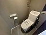 トイレ：毎日の生活に欠かせない、快適な温水洗浄便座付きのトイレです。明るく清潔感ある心地よい空間です