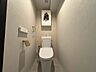 トイレ：毎日の生活に欠かせない、快適な温水洗浄便座付きのトイレです。明るく清潔感ある心地よい空間です