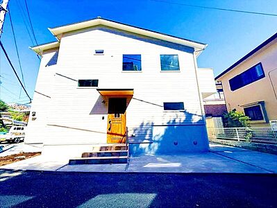 外観:住む人を映し出す洗練された佇まいは、いつまでも輝き続けながらいつしか街の風景に溶け込んでいきます。 外観:住む人を映し出す洗練された佇まいは、いつまでも輝き続けながらいつしか街の風景に溶け込んでいきます。