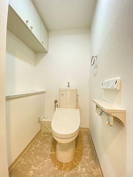 清潔感のあるトイレは、温水洗浄便座と収納スペースを完備。機能的な空間で、毎日を快適にお過ごしいただけます。