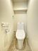 トイレ：清潔感あふれるトイレは、日々の暮らしに心地よさをもたらします。上部には便利な収納棚を設け、機能性と空間の有効活用を両立しました。