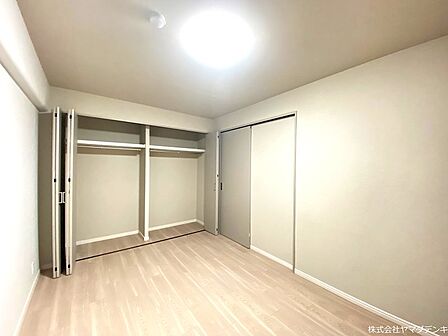 明るい光が差し込む洋室は、ゆとりの収納スペースで室内をすっきり保てます。自分好みの空間を演出してください。
