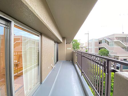 開放感のあるバルコニーは、洗濯物を干すだけでなく、ちょっとした気分転換にもおすすめです。心地よい風を感じながら、リラックスした時間をお過ごしください。