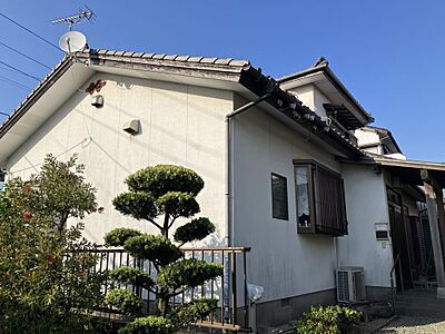 外観:1954年02月築、閑静な住宅街の一画です。荒木小学校まで徒歩16分、春に桜がきれいな鷲塚公園は徒歩6分で、子育て世帯にも♪ 外観:1954年02月築、閑静な住宅街の一画です。荒木小学校まで徒歩16分、春に桜がきれいな鷲塚公園は徒歩6分で、子育て世帯にも♪