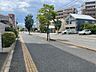 周辺：前面の道路は、広々とした歩道があります。