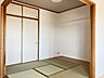 和室：リビングに隣接する4.5帖の和室には、板の間が付いています。畳は表替えがしてあります。