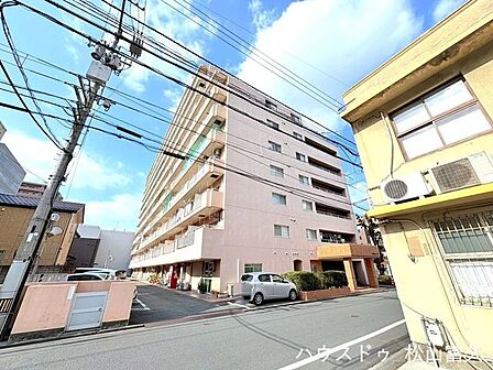 松山市三番町にそびえる地上11階建てのRC造。