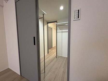 ウォークスルークローゼットもう一方のお部屋からのアクセスです。
